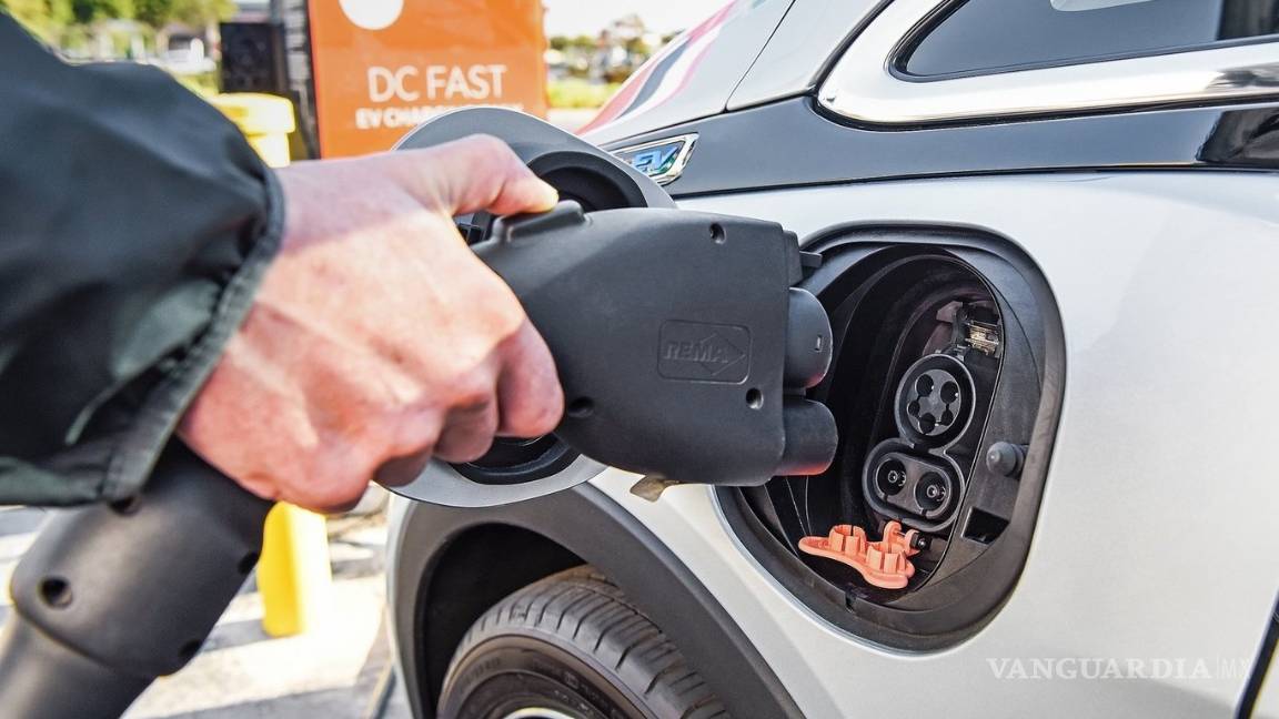 $!General Motors promete que sus autos eléctricos pronto costarán igual que uno a combustión