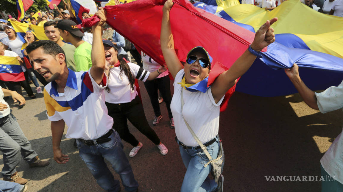 Exigen a Maduro dejar ingresar ayuda varada