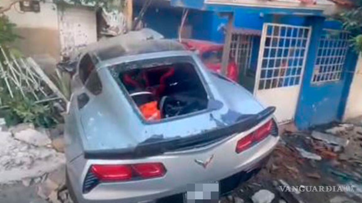 $!Mujer chocó su Corvette de más de 2 millones de pesos en la casa de su ex por despecho