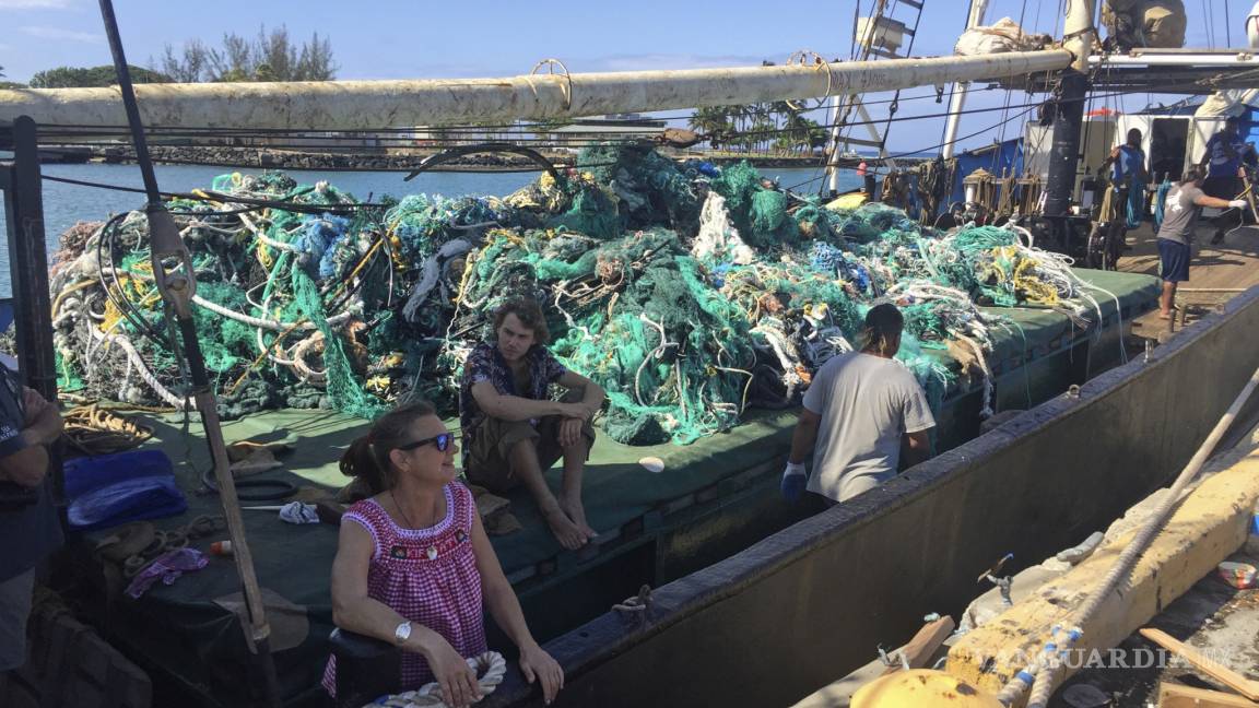 Extraen 40 toneladas de redes abandonadas en el Pacífico