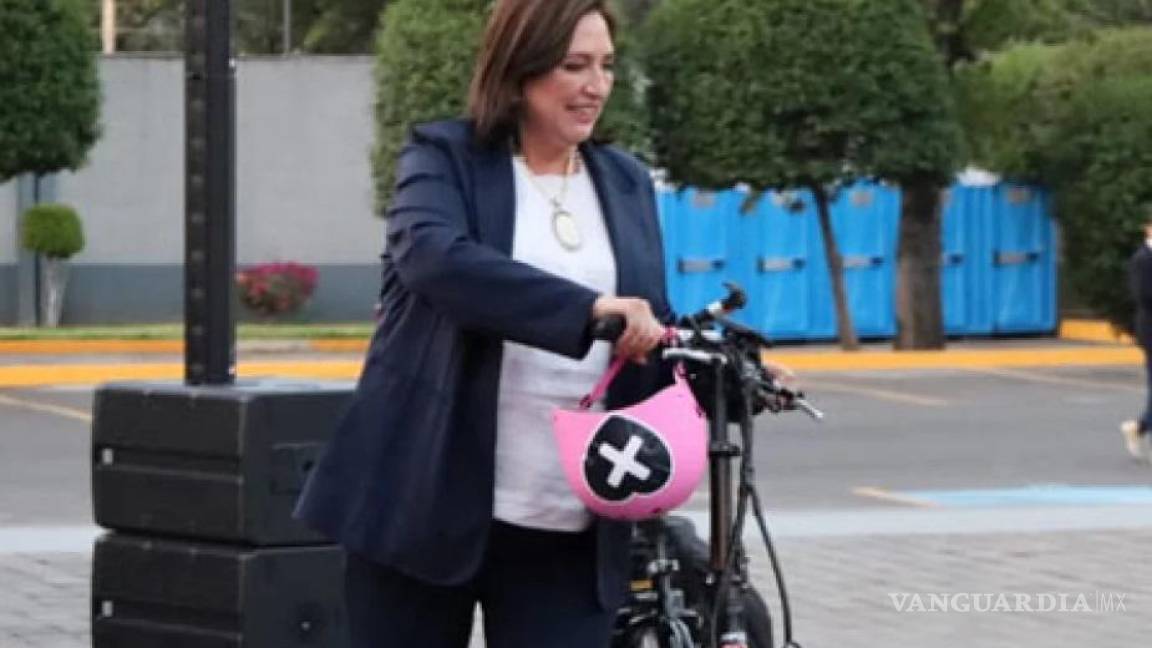 Xóchitl Gálvez llegó al debate en el INE en bicicleta