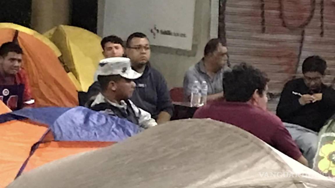 $!Un elemento de la Guardia Nacional se sentó a escuchar las peticiones.