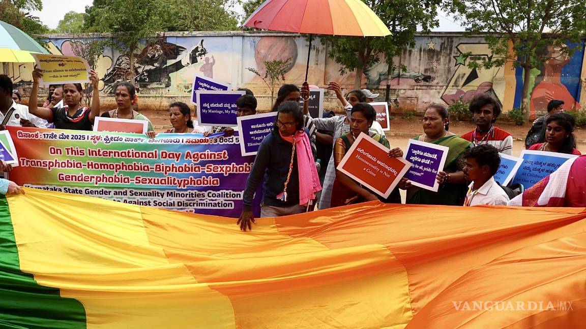 $!La gente asiste a una protesta en el Día Internacional contra la Homofobia, la Bifobia y la Transfobia (IDAHOBIT), en Bangalore, India.