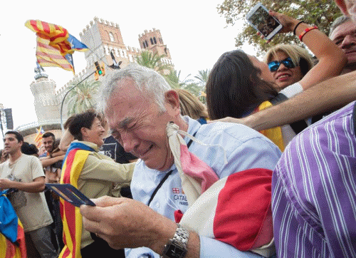 $!Tras votación en Cataluña, la gente grita "¡visca (viva) la República!"