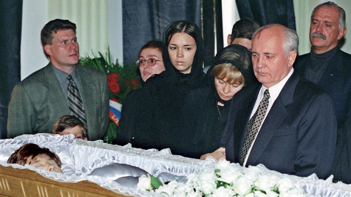 $!Mikhail Gorbachev con su hija Irina y su nieta Krenia ante el ataúd con el cuerpo de Raisa Gorbachev en el Fondo de Cultura de Rusia el 22 de septiembre de 1999.