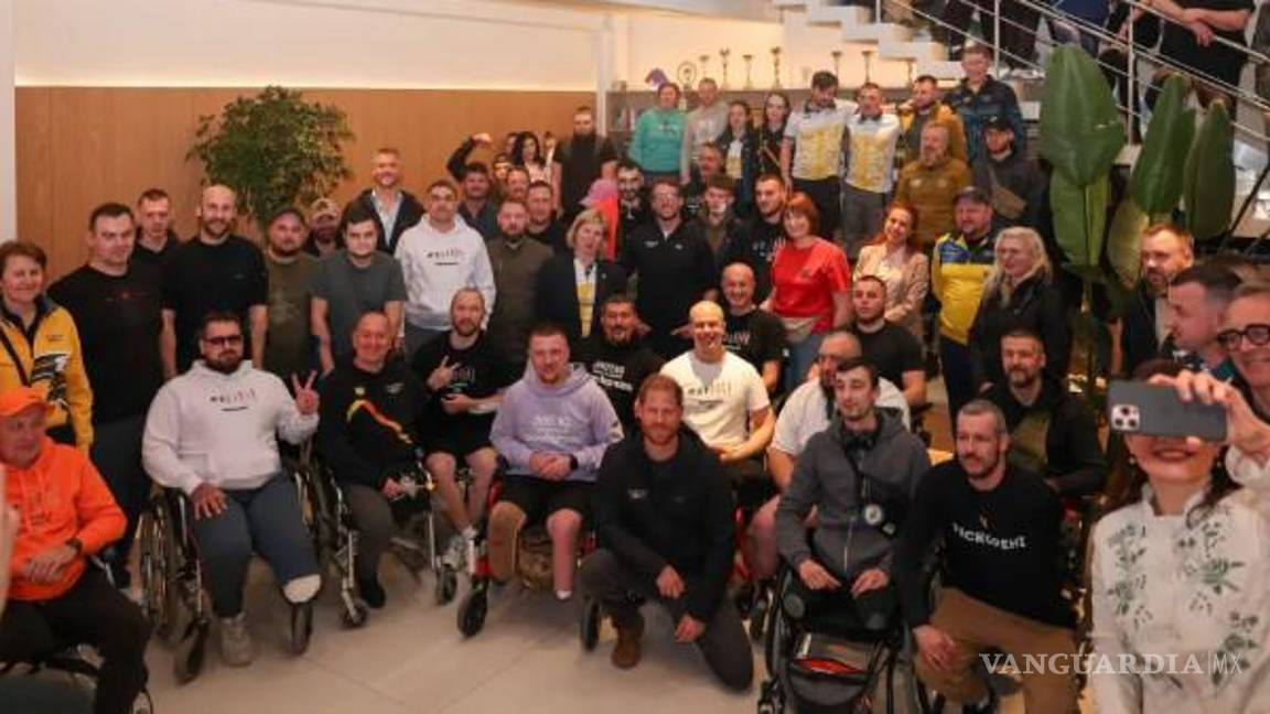 El Príncipe Harry se reúne con víctimas de guerra en una visita sorpresa a Ucrania