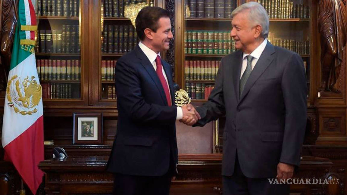 Vive México entre 2 presidentes de facto