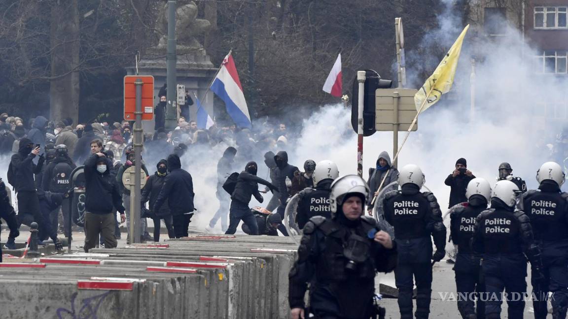 Dispersan otra vez protesta contra medidas COVID en Europa