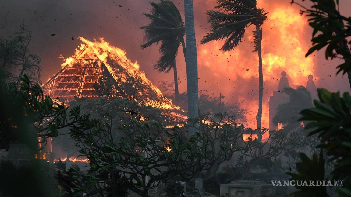 $!El salón de la histórica Iglesia Waiola en Lahaina y la cercana Misión Lahaina Hongwanji están envueltos en llamas en Lahaina, Hawái.