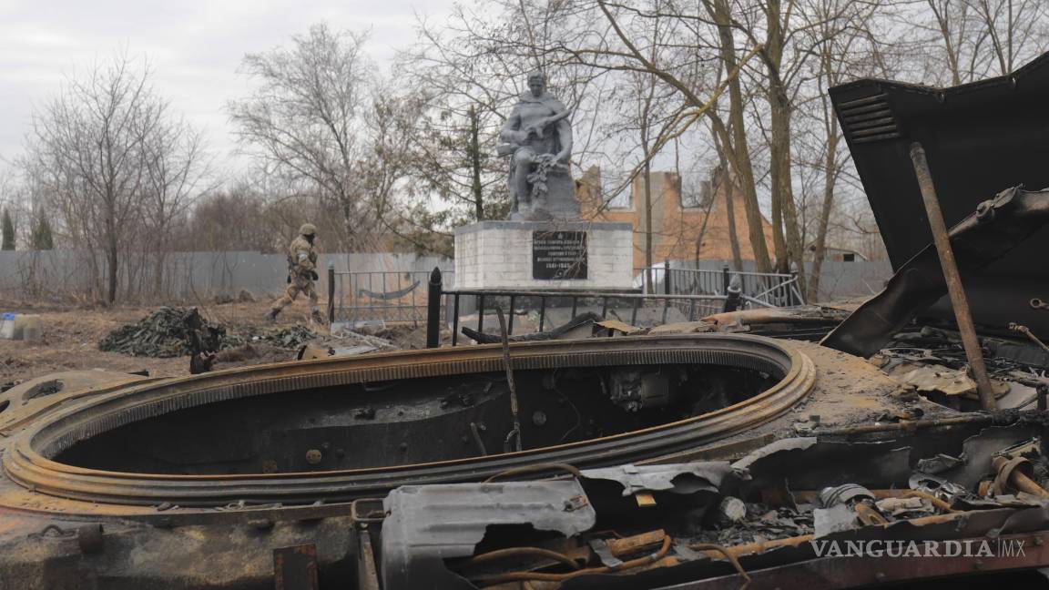 $!Escombros de un tanque en el pueblo de Lukyanova, que fue liberado de las tropas rusas, no lejos de Kiev (Kiev), Ucrania.
