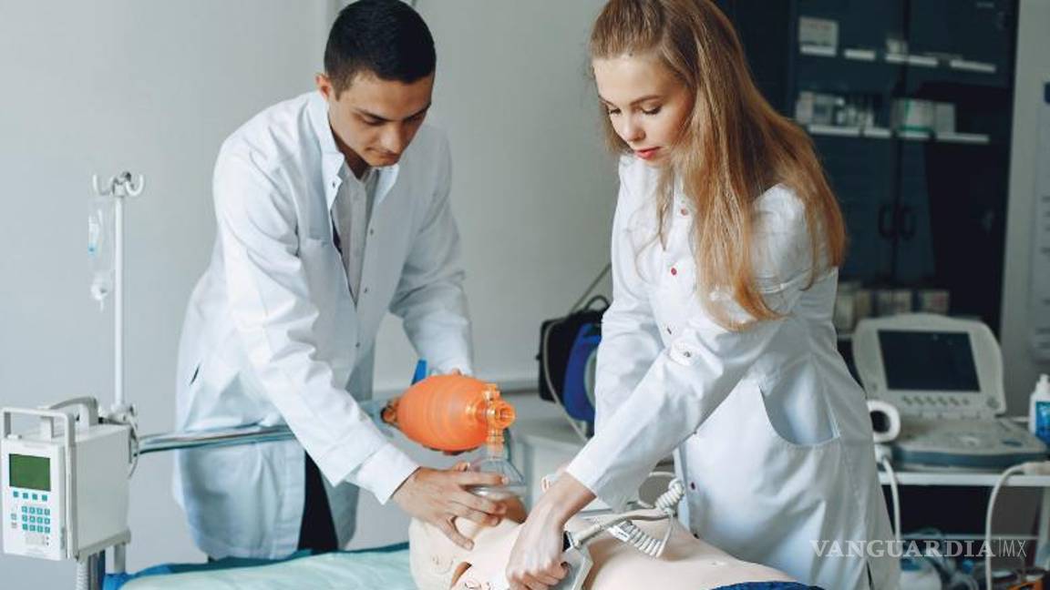 $!Medicina tiene los ingresos más altos entre las distintas profesiones en el país.