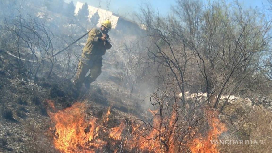 Incendios en baldíos alertan a vecinos del norte de Saltillo