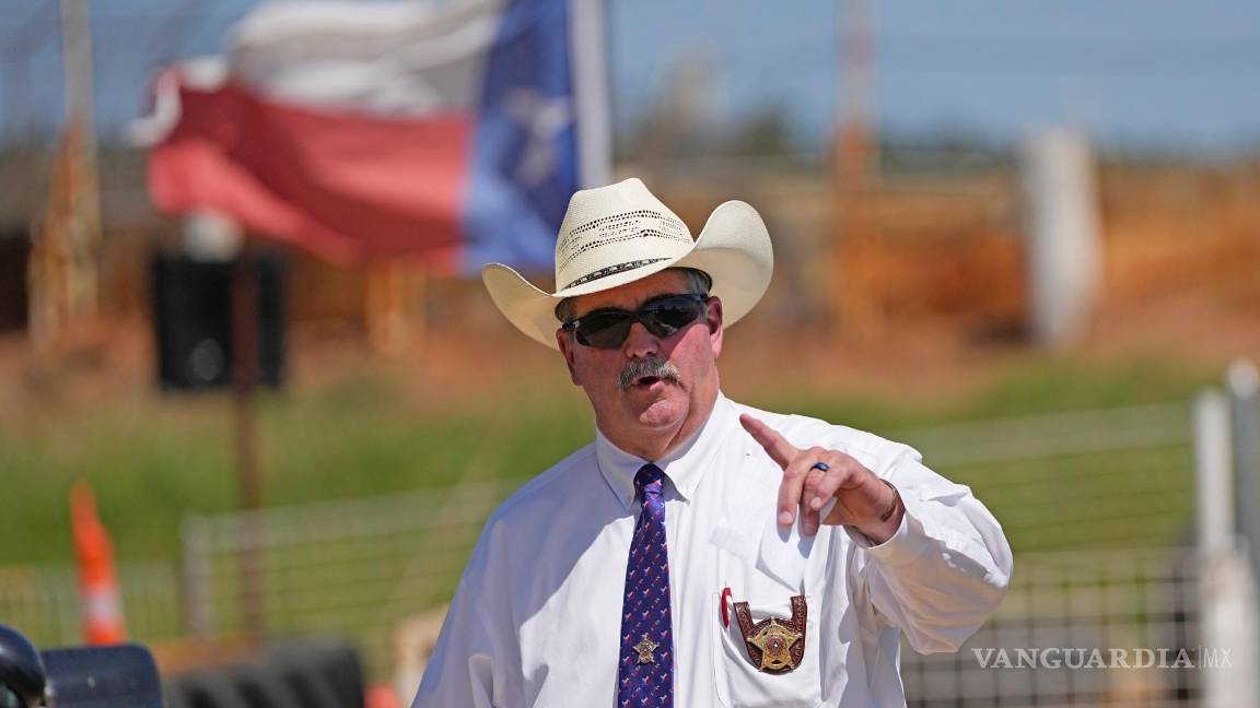 $!El alguacil del condado de San Jacinto, Greg Capers, responde una pregunta después de una conferencia de prensa en Cleveland, Texas.