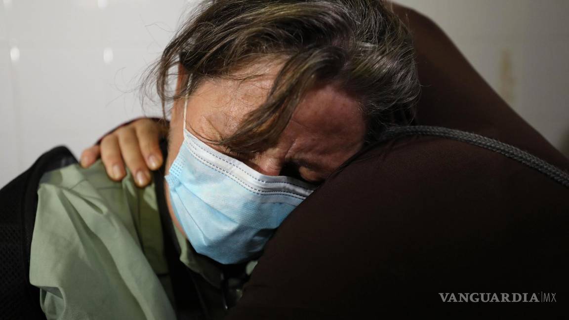 $!Amigos del ladifunta activista turco-estadounidense Aysenur Ezgi Eygi reaccionan en la morgue del hospital Rafidia, en la ciudad de Nablus, Cisjordania