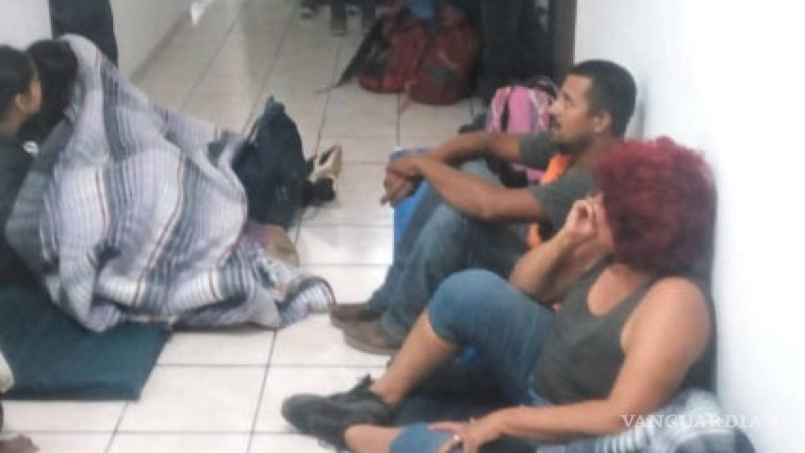 Aseguran a migrantes abandonados por 'polleros' en la carretera 57 de Coahuila; son llevados al INM