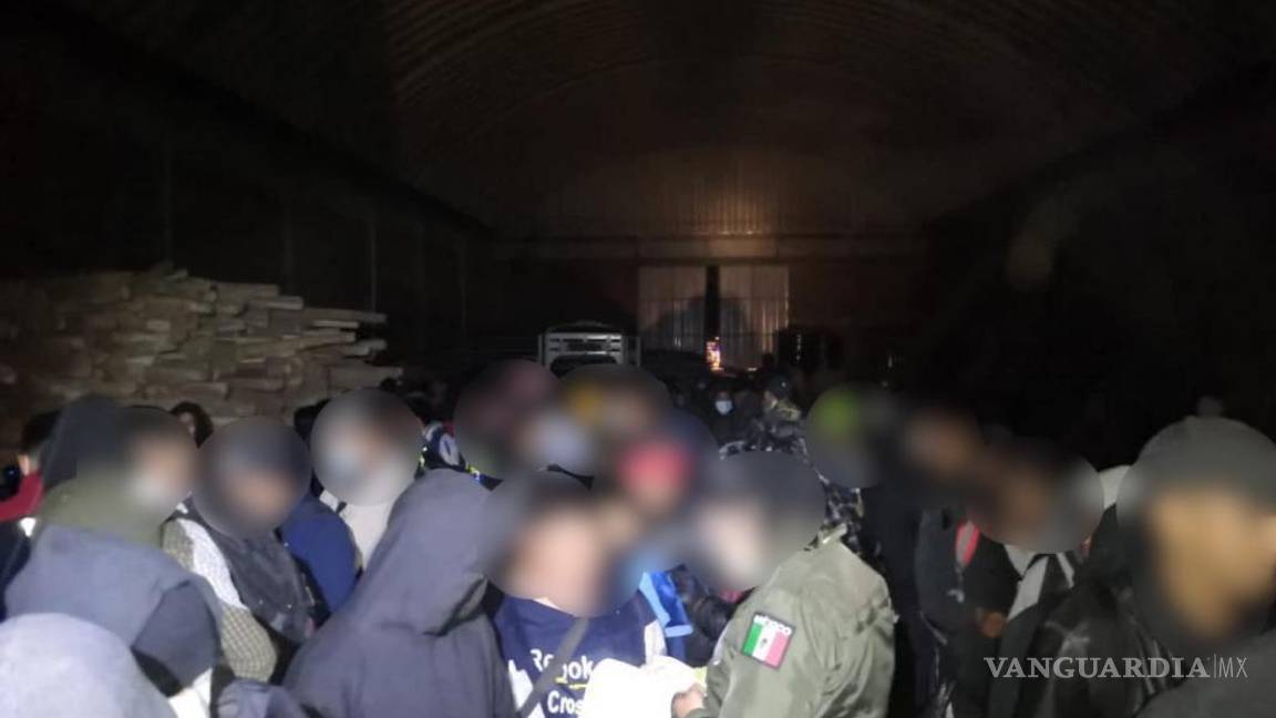 $!Aseguran a 230 migrantes en una bodega, en el Edomex