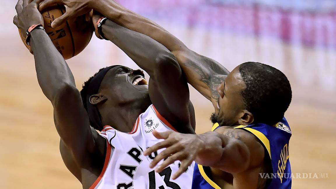 $!En un frenético cierre, Warriors gana a los Raptors y se llevan el segundo de la serie