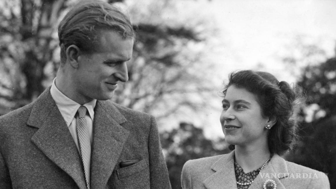 $!23 de noviembre de 1947, los recién casados, la princesa Isabel y el príncipe Felipe, en los terrenos de Broadlands, en Romsey, Inglaterra, durante su luna de miel.