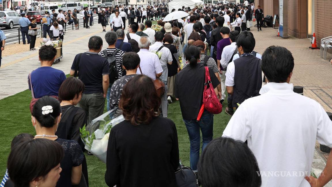 $!La gente hace fila para ofrecer oraciones por el ex primer ministro japonés Shinzo Abe en Nara, al oeste de Japón.