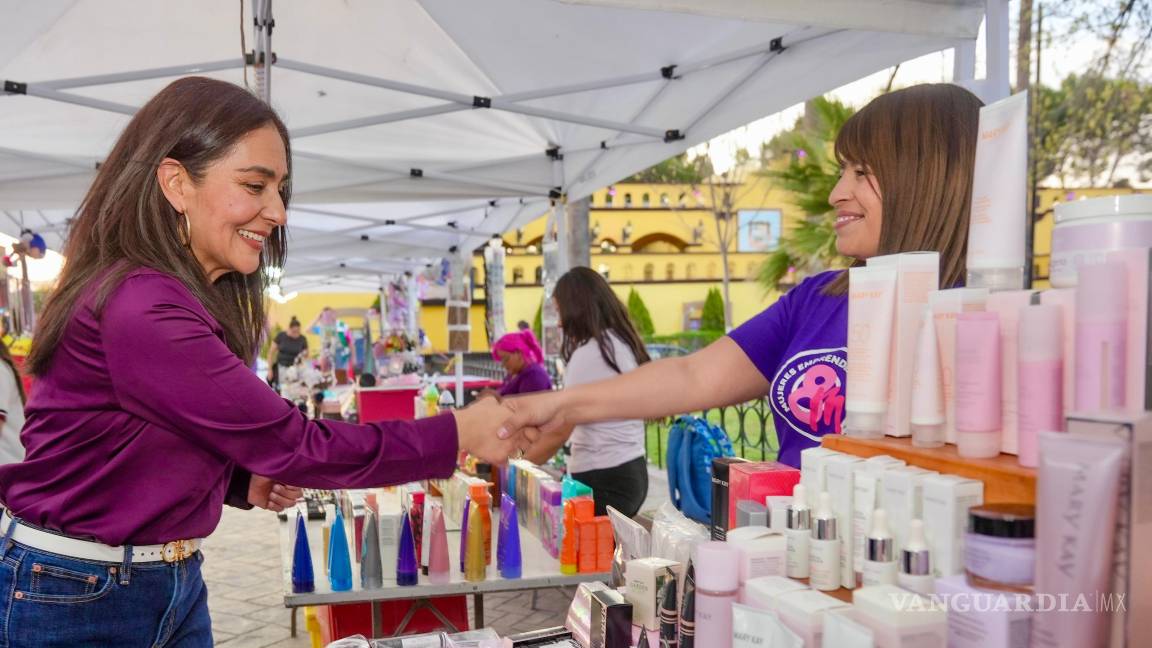 $!Mujeres emprendedoras aprovecharon para ofrecer sus productos.