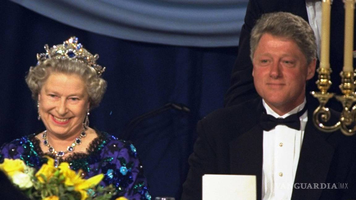 $!Imagen del sábado 4 de junio de 1994, la reina Isabel II junto al presidente de EU Bill Clinton en una cena en el Guildhall de Portsmouth, Inglaterra.