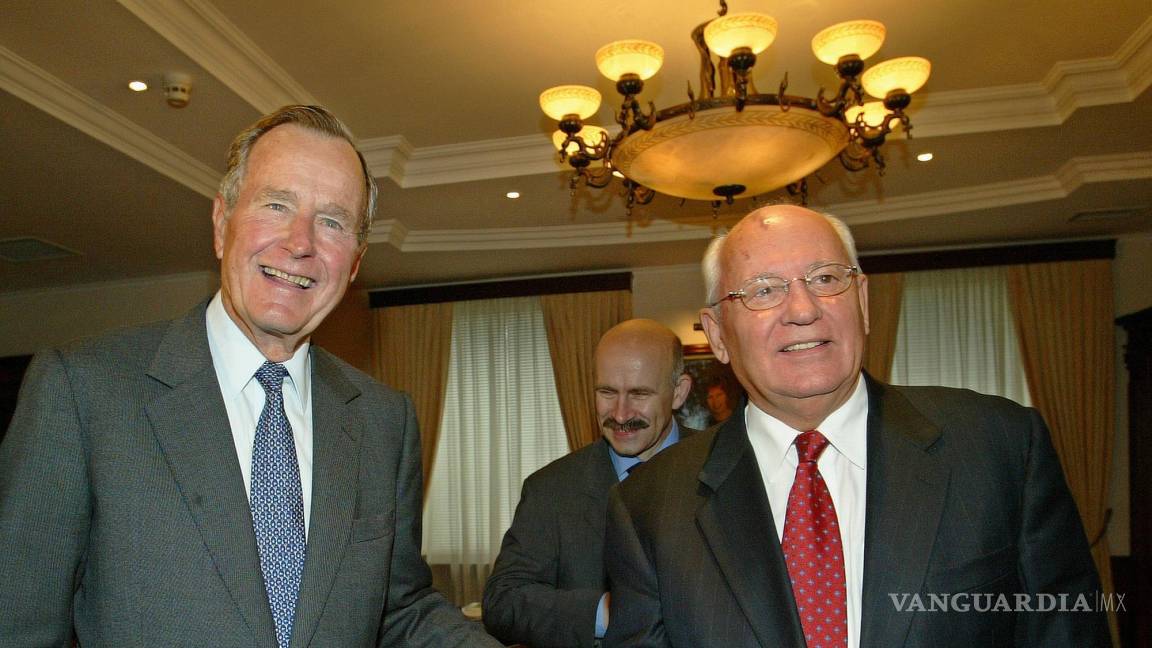 $!El expresidente estadounidense George Bush y Mikhail Gorbachev, el último líder soviético en Moscú, Rusia, el lunes 15 de septiembre de 2003.
