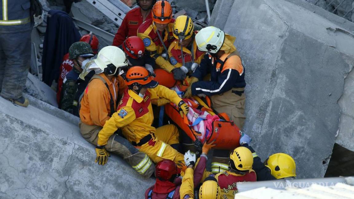 Rescatan con vida a cinco personas en Taiwán