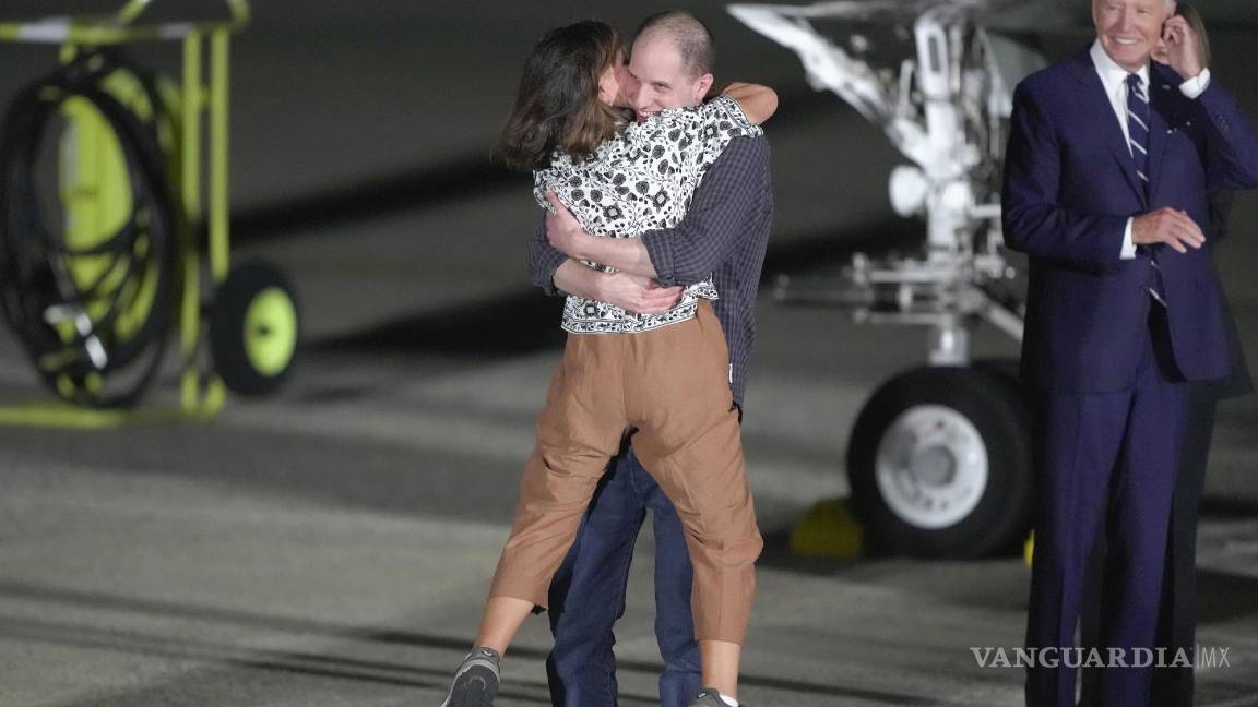 $!Evan Gershkovich abraza a su madre, Ella Milman, mientras el presidente Joe Biden, a la derecha, observa en la Base de la Fuerza Aérea Andrews, Maryland.