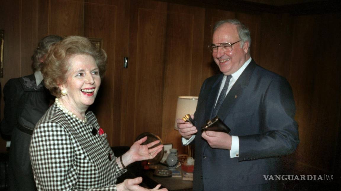 $!Fotografía del 21 de febrero de 1989 que muestra al excanciller alemán Helmut Kohl (d) junto a la ex primera ministra británica, Margaret Thatcher.