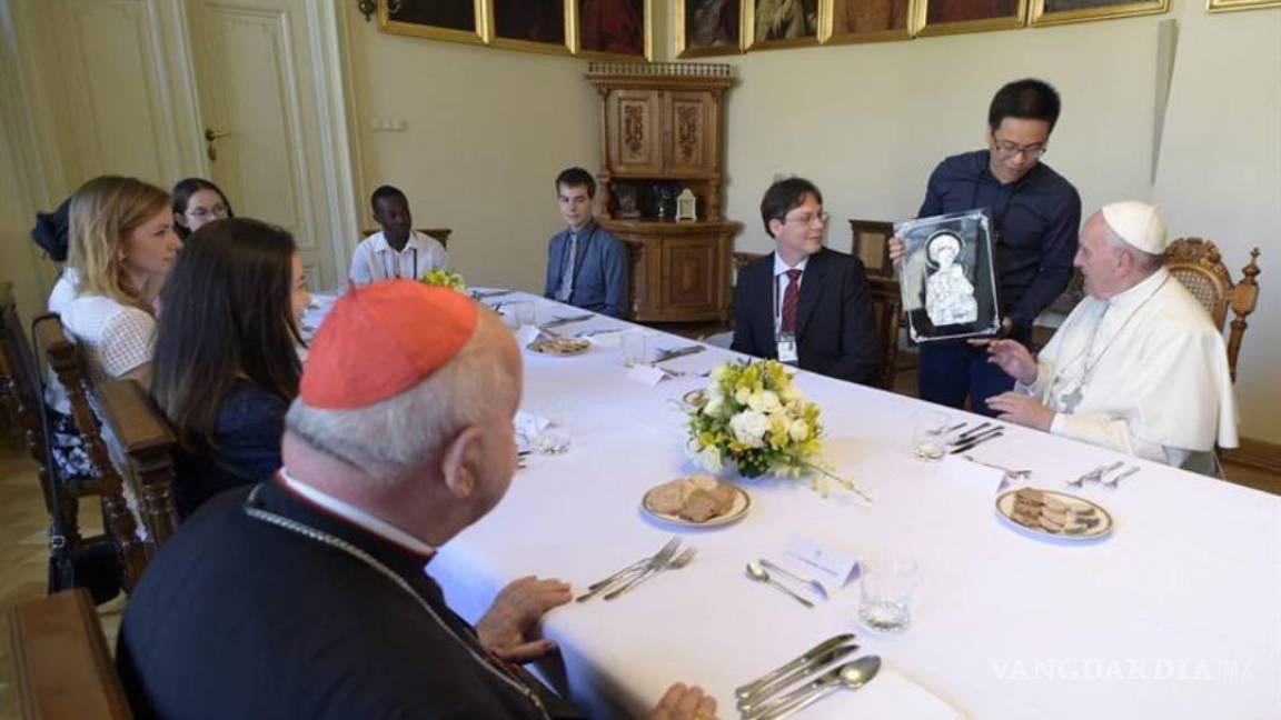 En comida íntima el Papa bromea y conversa con jóvenes del mundo