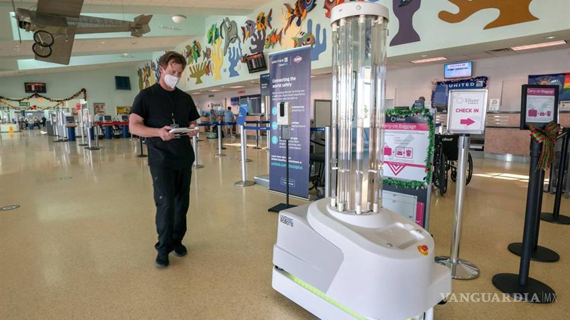 $!Aeropuerto Internacional de Cayo Hueso estrena robot de desinfección contra la COVID-19