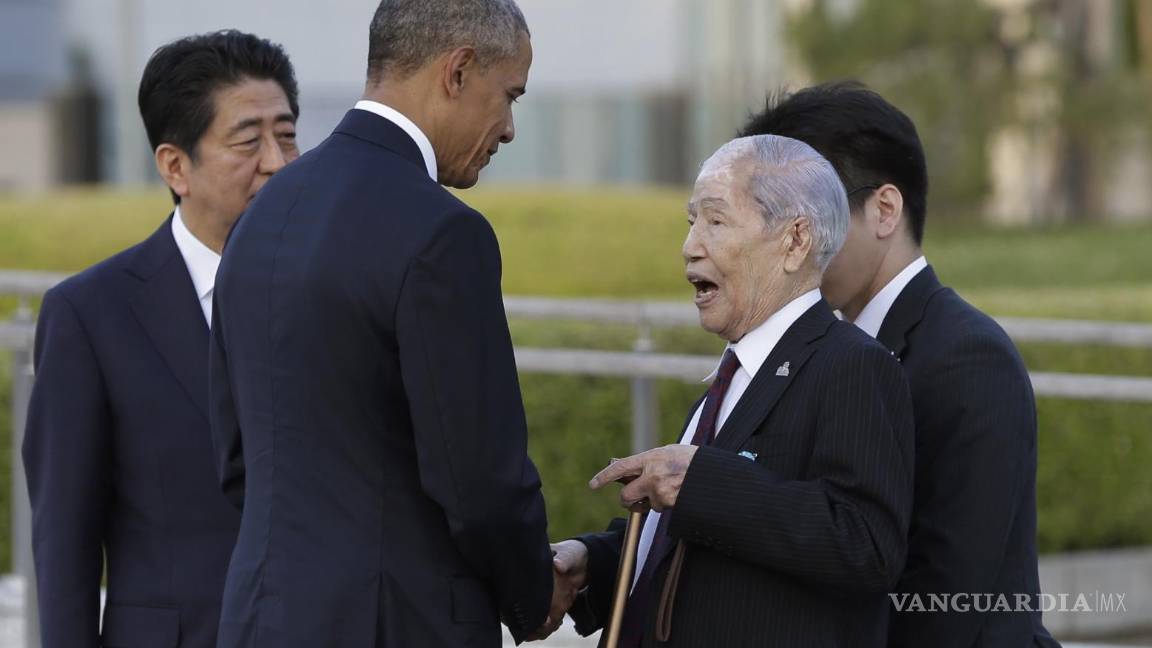$!En esta foto de archivo del 27 de mayo de 2016, Sunao Tsuboi, derecha, sobreviviente del bombardeo atómico de Hiroshima, habla con el entonces presidente estadounidense Barack Obama, centro, acompañado por el primer ministro japonés Shinzo Abe en el Parque de la Paz en Hiroshima. AP/Carolyn Kaster