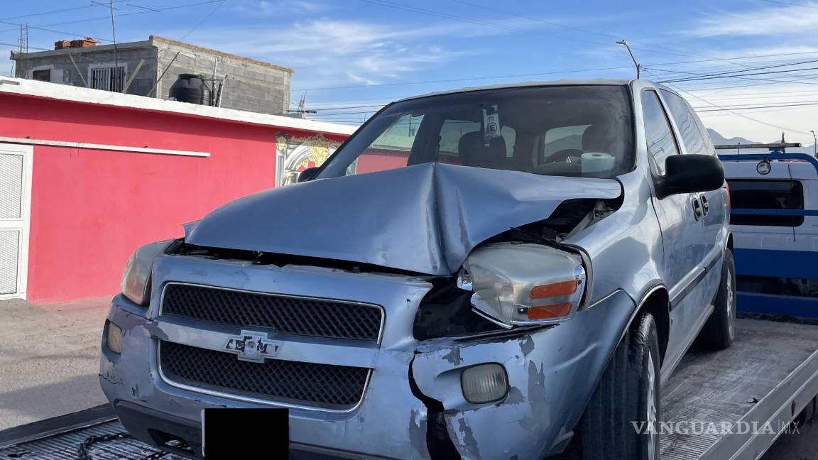 Madre pierde el control de su vehículo y choca contra ‘tiendita’ en Saltillo