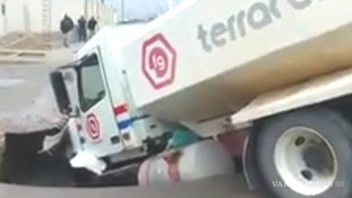 $!Camión prácticamente es “tragado” por la tierra en Torreón
