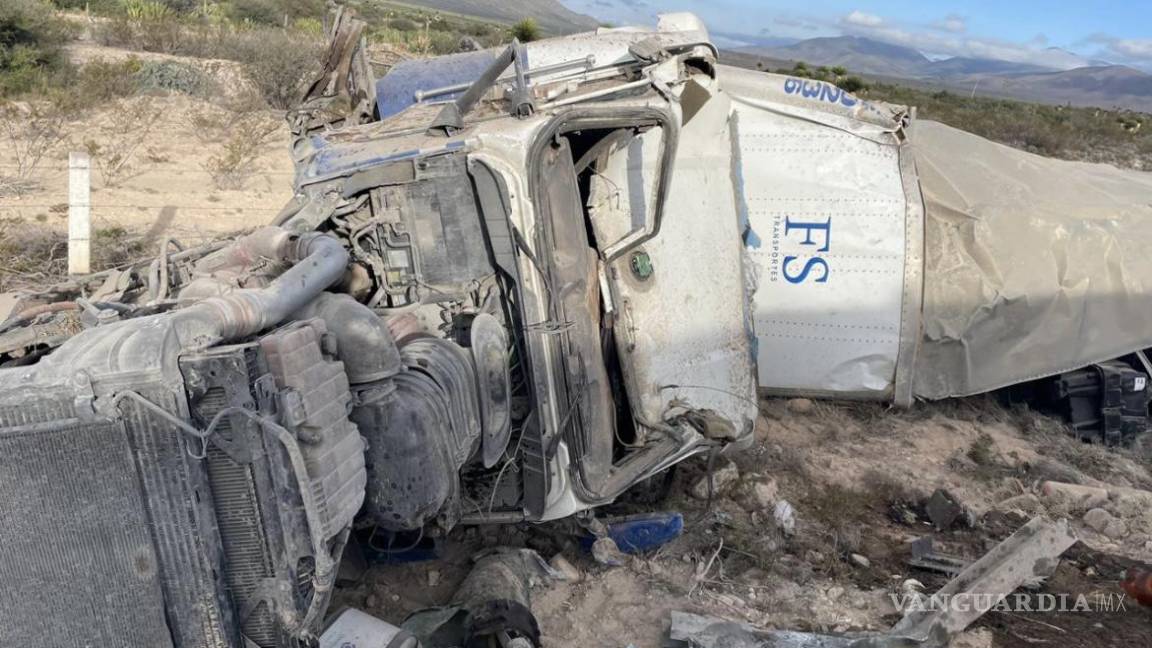 Transportista dormita y sufre aparatosa volcadura en carretera a Zacatecas