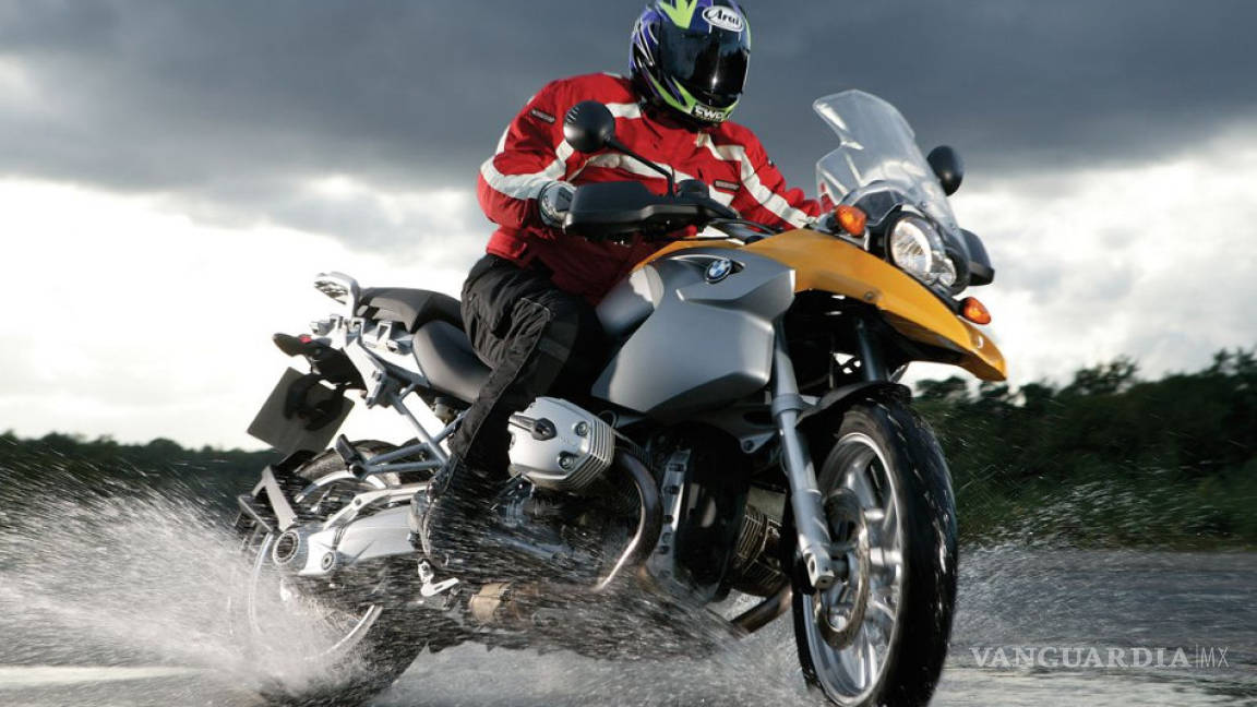Consejos para conducir tu motocicleta bajo la lluvia