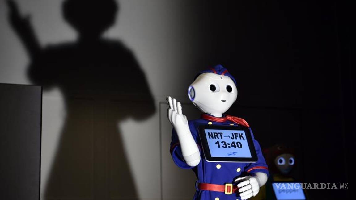 Robot Pepper se sube a la pasarela en Tokio con sus nuevos uniformes