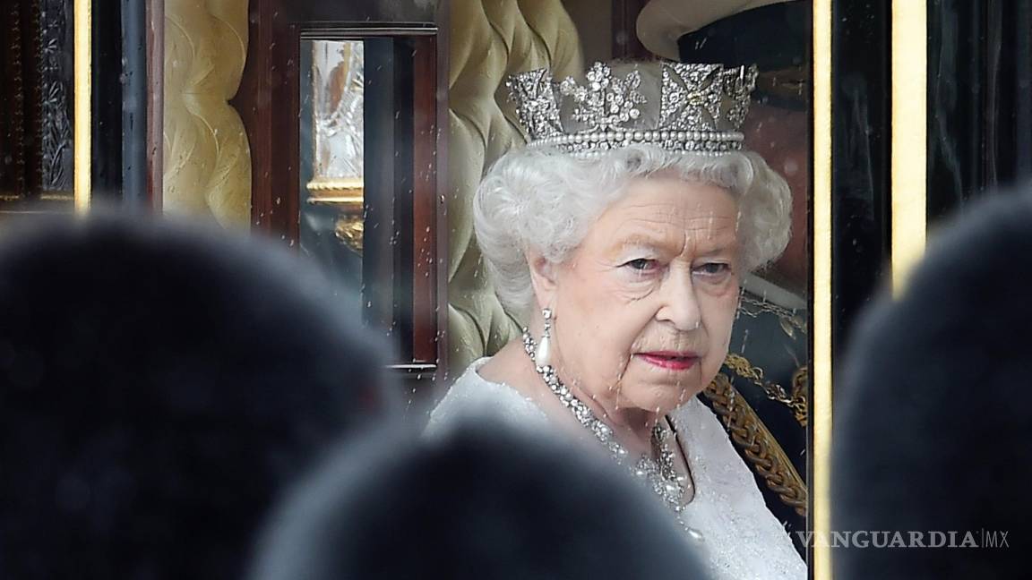$!La Reina Isabel II de Gran Bretaña sale del Palacio de Buckingham para el discurso de la Reina en la Apertura del Parlamento en Londres el 18 de mayo de 2016.