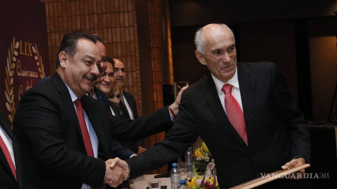 $!Jesús María de las Fuentes fue reconocido con la medalla de honor.