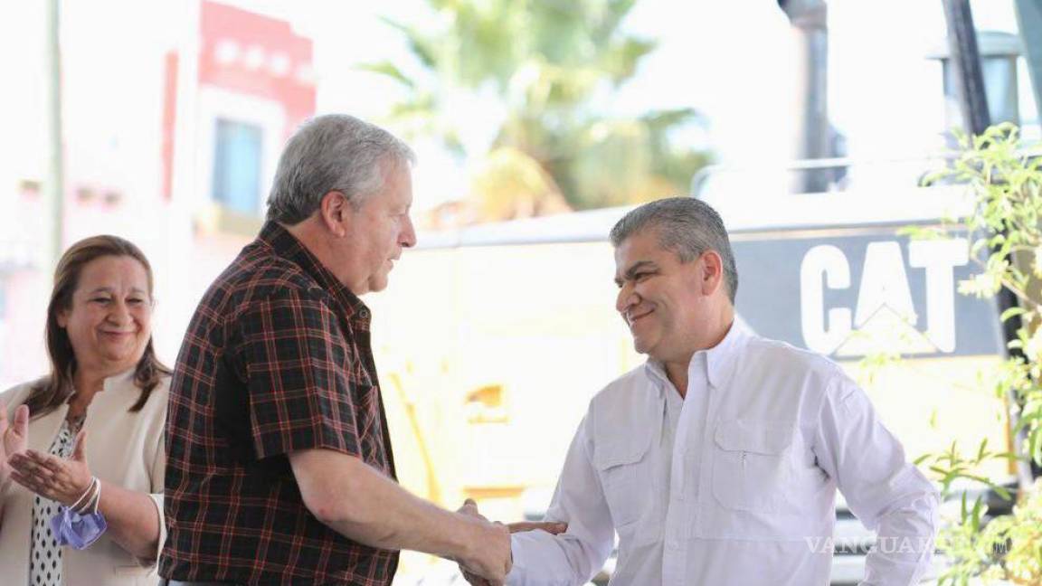 $!El gobernador Miguel Ángel Riquelme Solís felicitó al alcalde de Saltillo por solucionar una “demanda añeja y que además se merece nuestra gente”, dijo.