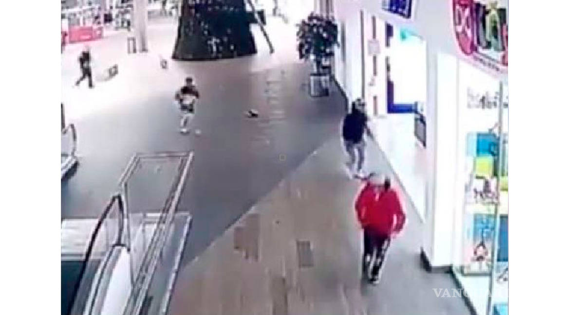 Sujetos armados roban en 15 segundos local de celulares en plaza comercial de CDMX