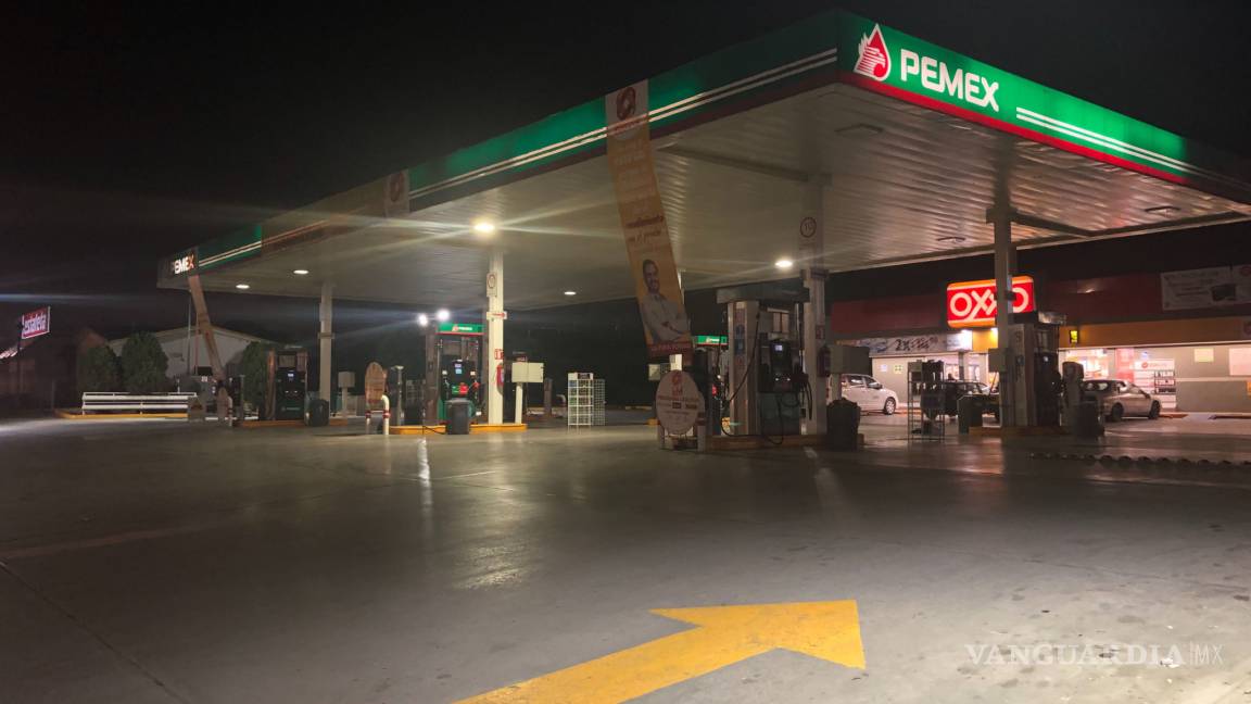 Arrecia desabasto de gasolina en la capital de Coahuila tras colapso de la carretera Saltillo-Monterrey
