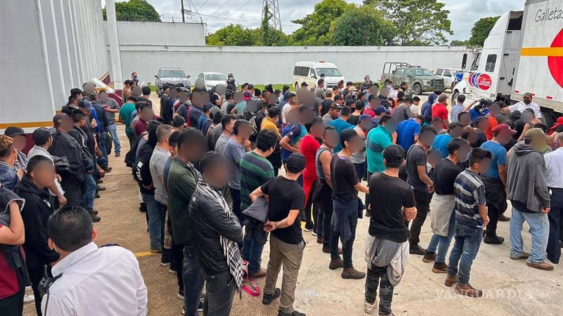 Rescatan a 334 migrantes hacinados en un tráiler de Veracruz