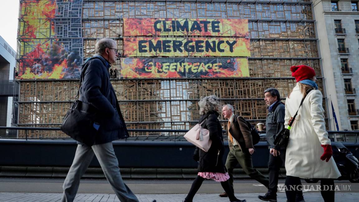 Greenpeace despliega una pancarta en la sede de cumbre UE que advierte de la emergencia climática