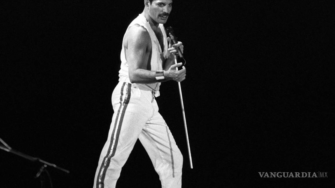 $!El cantante británico Freddie Mercury, líder del grupo musical Queen, durante su actuación en el Mini Estadio del F.C. Barcelona antes más de treinta mil personas en 1986. EFE/Sergio Lainz