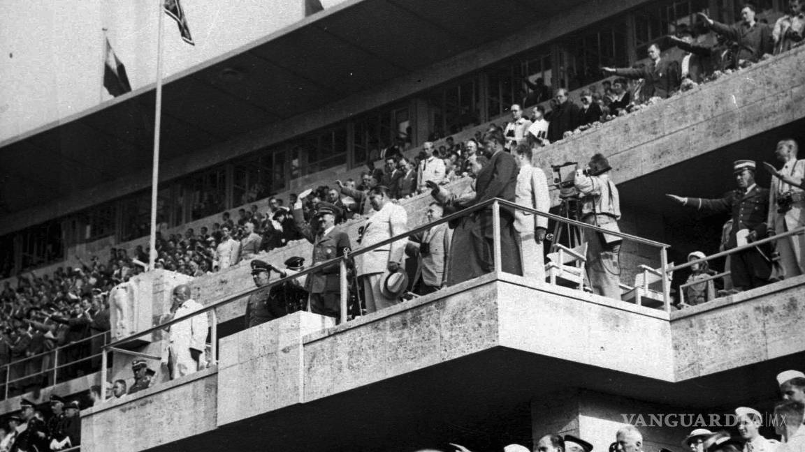 $!2/08 1936. Adolf Hitler y el coronel general Hermann Goering están entribuna del estadio observando los acontecimientos en el campo de los JO de Berlín.