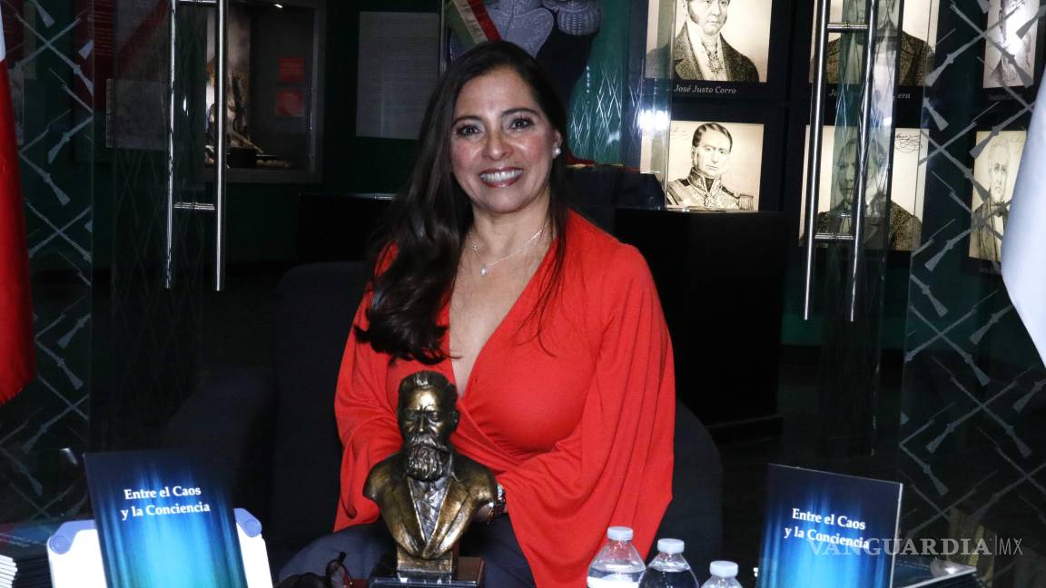 $!Presenta Daiva Gallegos en Saltillo su libro ‘Entre el caos y la conciencia’