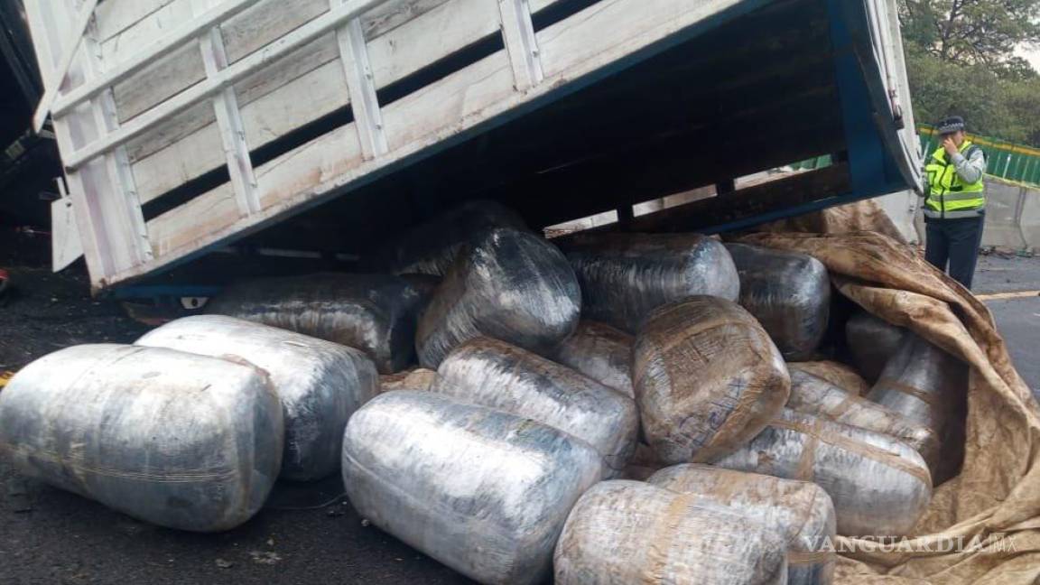 Vuelca camioneta con 500 kilos de marihuana en la México-Toluca; el conductor escapó