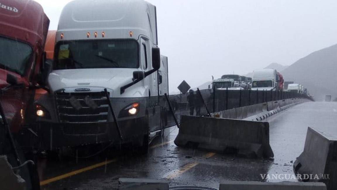 Autopista y carretera libre bloqueadas de Saltillo a Monterrey por accidentes