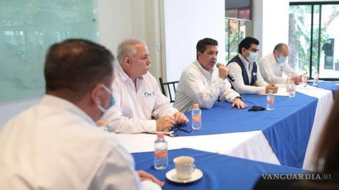 García Cabeza de Vaca sube fotos laborando con su gabinete en Tamaulipas, pese a orden de aprehensión en su contra